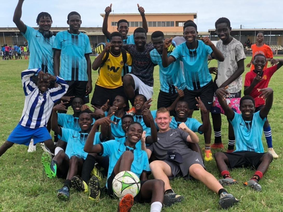 Chantier humanitaire Football au Ghana - volontaires et joueurs Chantier humanitaire Football au Ghana - volontaires et joueurs
